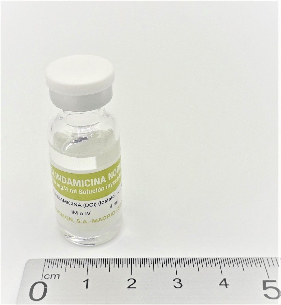 CLINDAMICINA NORMON 600 mg/4 ml SOLUCION INYECTABLE EFG , 1 vial de 4 ml fotografía de la forma farmacéutica.