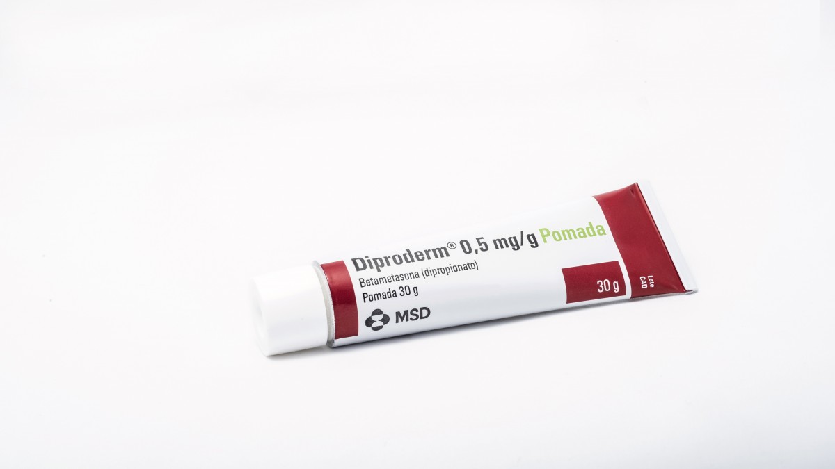 DIPRODERM 0,5 mg/g POMADA , 1 tubo de 30 g fotografía de la forma farmacéutica.