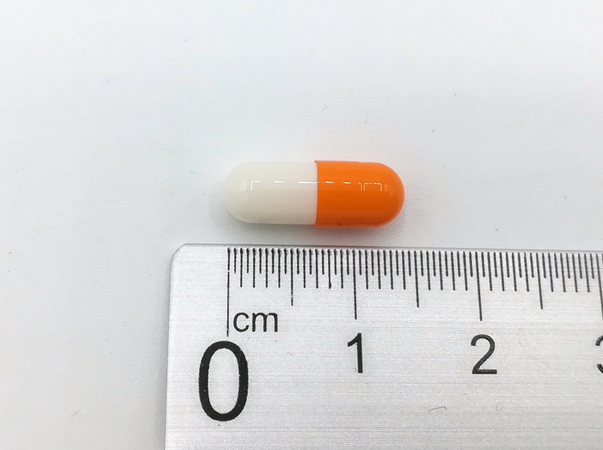 OMEPRAZOL NORMON 10 mg CAPSULAS DURAS GASTRORRESISTENTES , 14 cápsulas fotografía de la forma farmacéutica.
