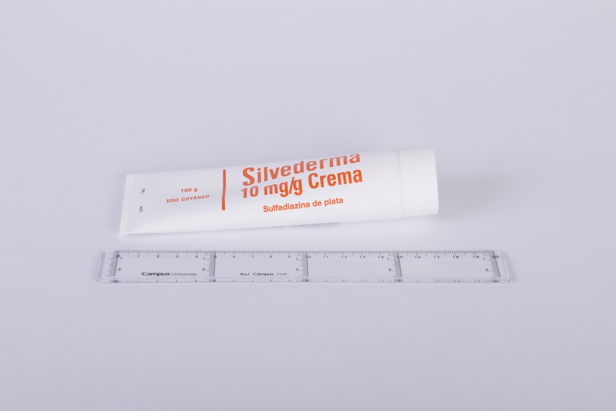 SILVEDERMA 10 mg/g CREMA , 1 tubo de 100 g fotografía de la forma farmacéutica.