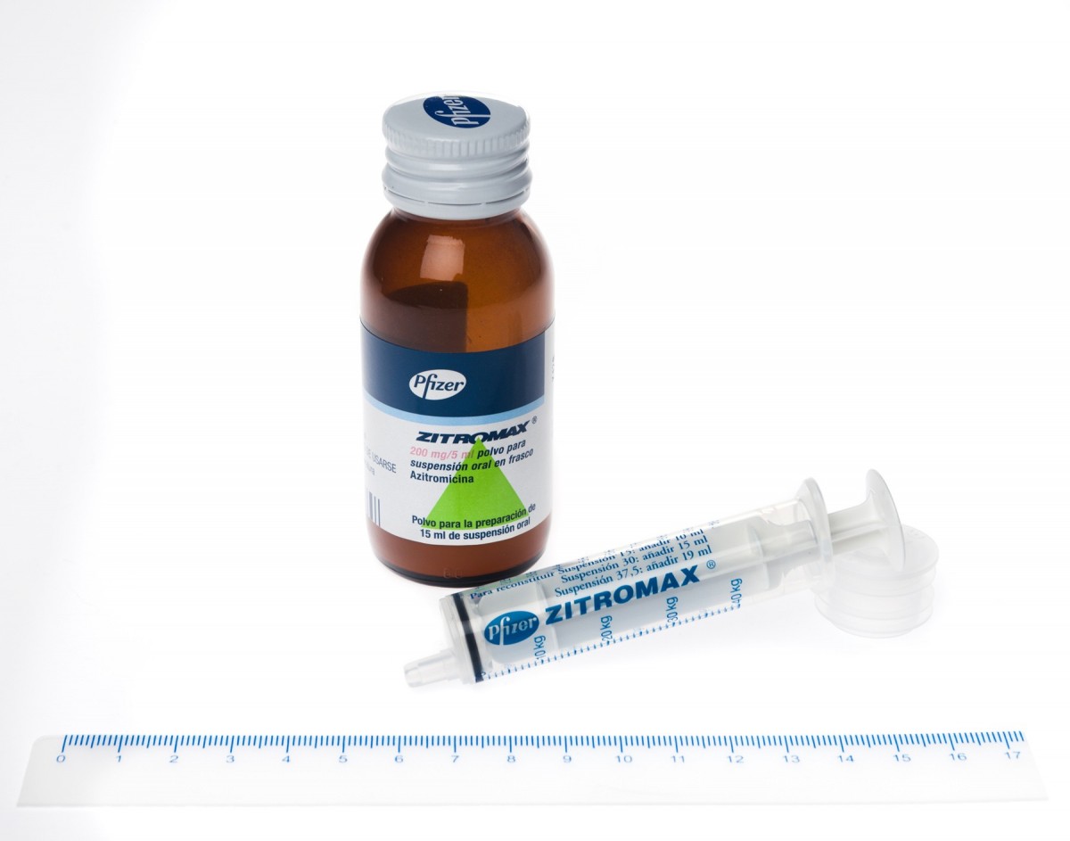 ZITROMAX 200 mg/5 ml POLVO PARA SUSPENSION ORAL EN FRASCO, 1 frasco de 30 ml fotografía de la forma farmacéutica.