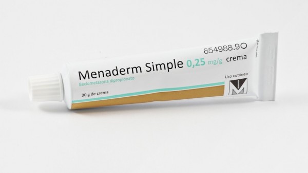 MENADERM SIMPLE 0,25 mg/g CREMA, 1 tubo de 60 g fotografía de la forma farmacéutica.