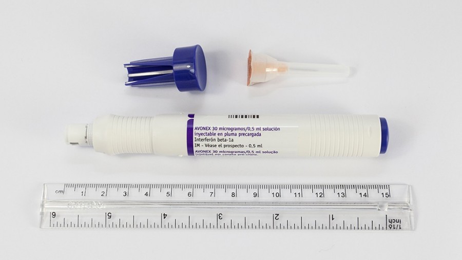 AVONEX 30 microgramos/0,5 ml SOLUCION INYECTABLE EN PLUMA PRECARGADA , 4 plumas precargadas de 0,5 ml + 4 agujas fotografía de la forma farmacéutica.