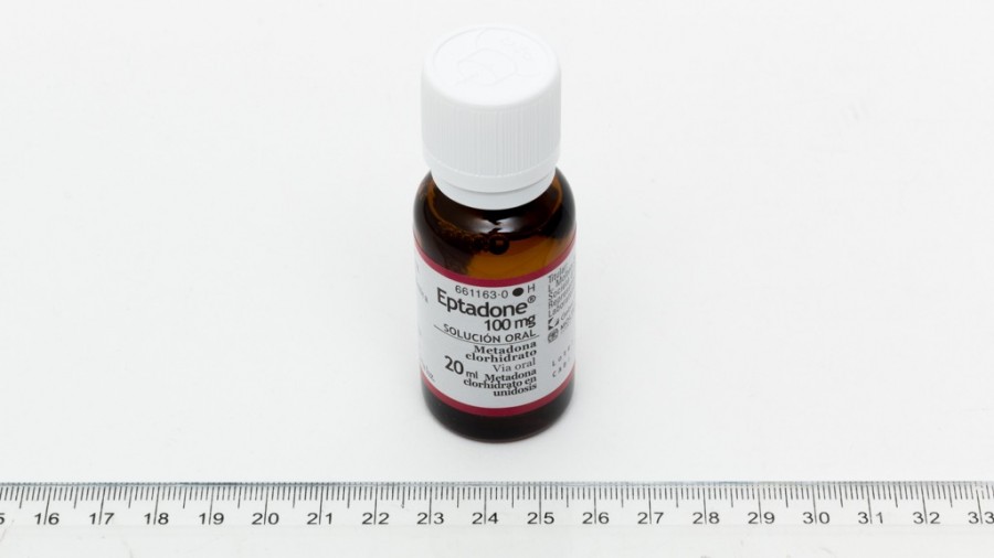 EPTADONE 100 mg SOLUCION ORAL, 1 frasco unidosis de 20 ml fotografía de la forma farmacéutica.