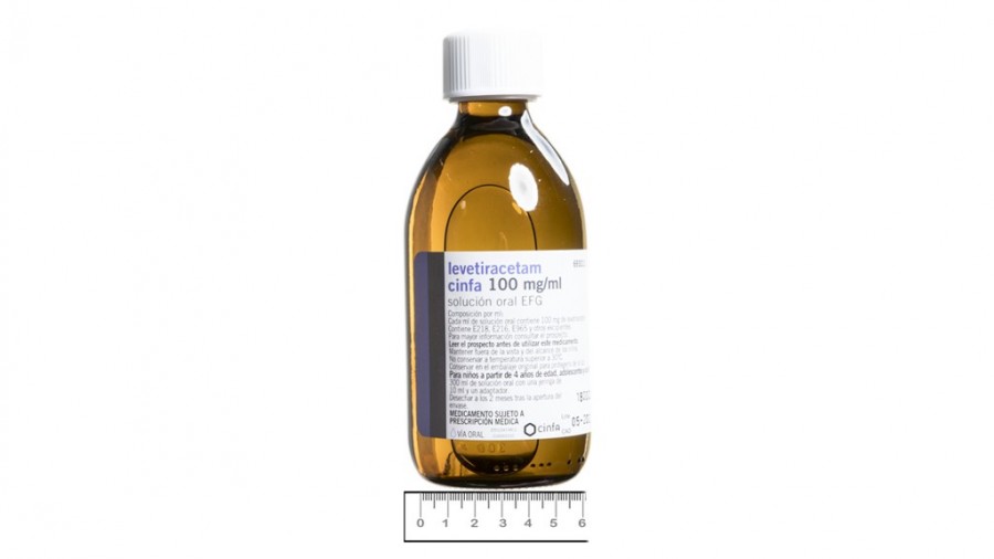 LEVETIRACETAM CINFA 100 MG/MLl SOLUCION ORAL EFG , 1 frasco de 300 ml con jeringa oral de 10 ml fotografía de la forma farmacéutica.