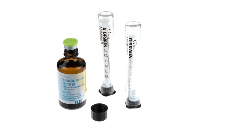 SANDIMMUN NEORAL 100 mg/ml SOLUCION ORAL , 1 frasco de 50 ml con jeringa dosificadora fotografía de la forma farmacéutica.