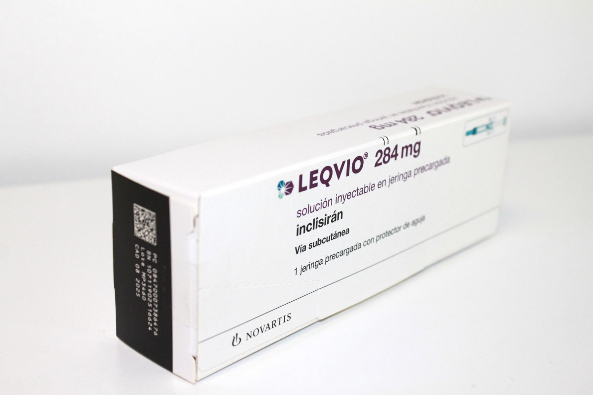 LEQVIO 284 mg SOLUCION INYECTABLE EN JERINGA PRECARGADA, 1 jeringa precargada con protector de aguja fotografía del envase.