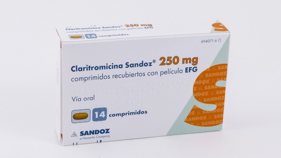 CLARITROMICINA SANDOZ 250 mg COMPRIMIDOS RECUBIERTOS CON PELÍCULA EFG, 14 comprimidos fotografía del envase.