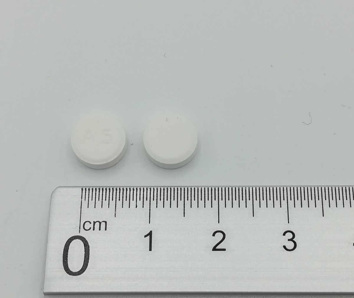 AMLODIPINO NORMON 5 mg COMPRIMIDOS EFG , 30 comprimidos fotografía de la forma farmacéutica.
