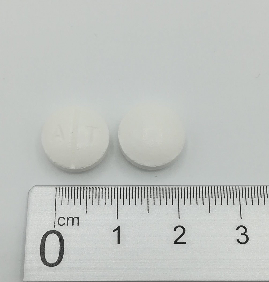 ATENOLOL NORMON 100 mg COMPRIMIDOS RECUBIERTOS EFG, 30 comprimidos fotografía de la forma farmacéutica.