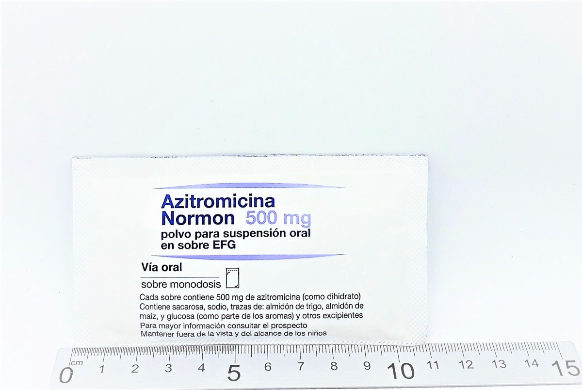 AZITROMICINA NORMON 500 mg POLVO PARA SUSPENSION ORAL EN SOBRE EFG, 3 sobres fotografía de la forma farmacéutica.