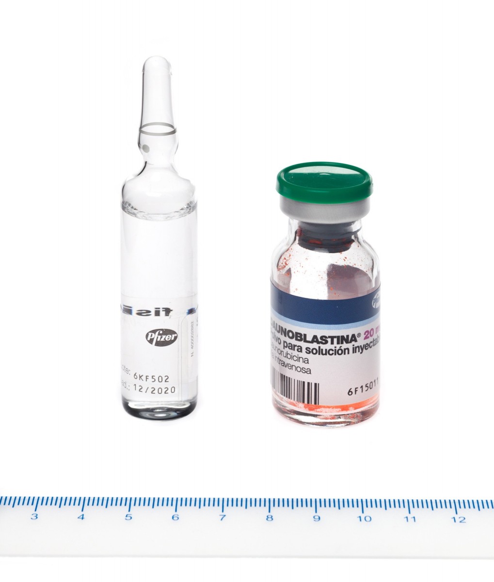 DAUNOBLASTINA 20 mg POLVO Y DISOLVENTE PARA SOLUCION INYECTABLE , 1 vial + 1 ampolla de disolvente fotografía de la forma farmacéutica.