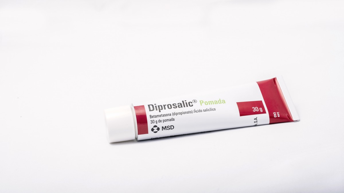 DIPROSALIC POMADA, 1 tubo de 30 g fotografía de la forma farmacéutica.