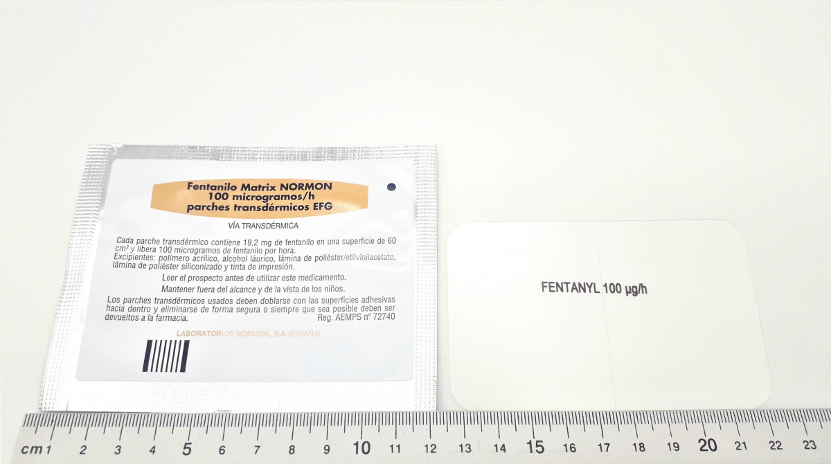 FENTANILO MATRIX NORMON 100 microgramos/H PARCHES TRANSDERMICOS EFG, 5 parches (papel/película de polietileno tereftalato /Al/poliacrilnitrilo copolímero) fotografía de la forma farmacéutica.