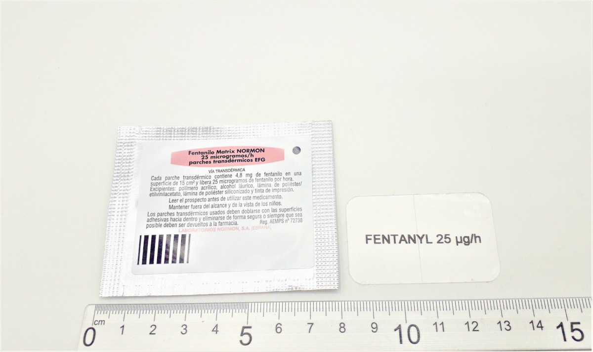 FENTANILO MATRIX NORMON 25 microgramos/H PARCHES TRANSDERMICOS EFG, 5 parches (papel/película de polietileno tereftalato /Al/poliacrilnitrilo copolímero) fotografía de la forma farmacéutica.