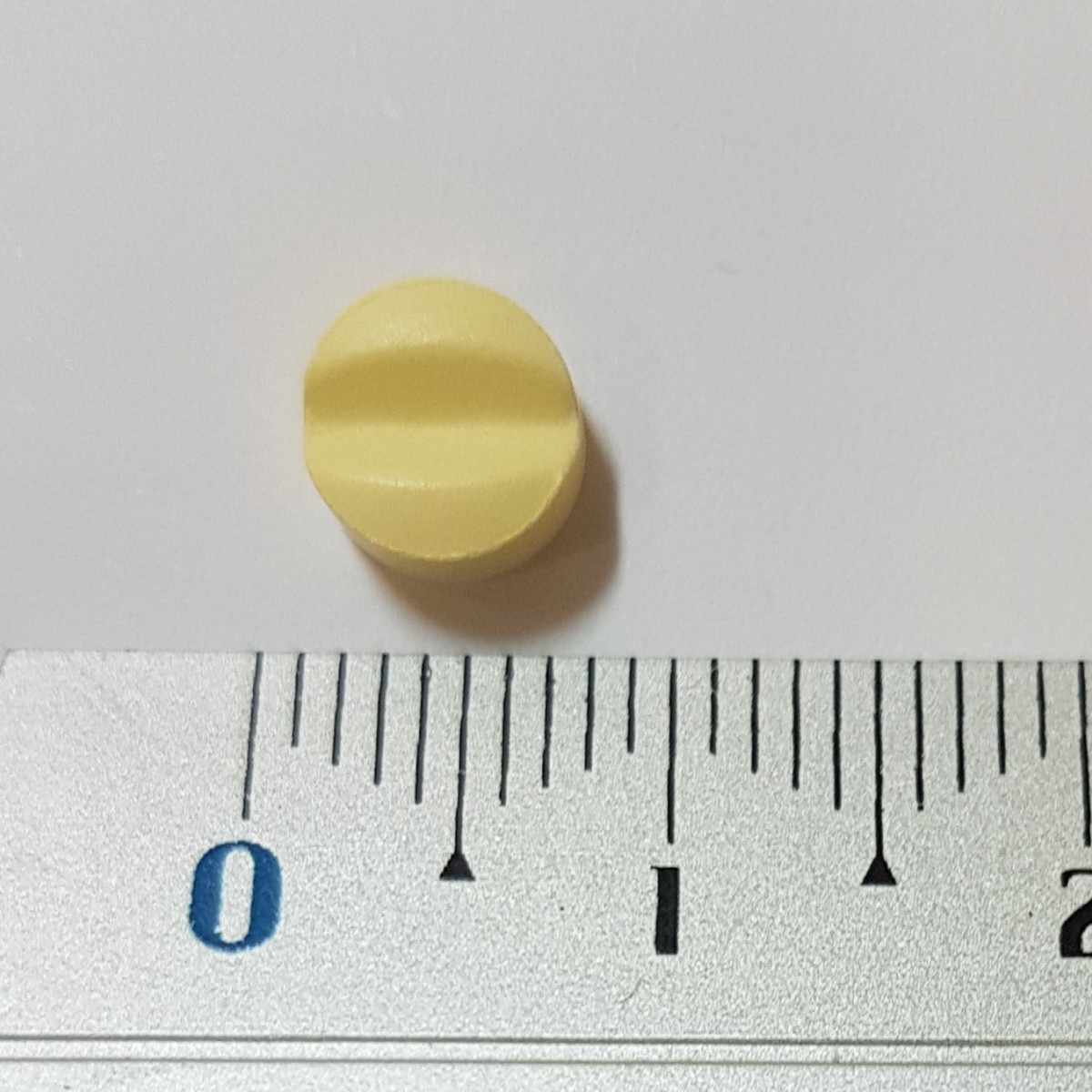 Lercanidipino Uxa 10 mg comprimidos recubiertos con pelicula EFG, 28 comprimidos fotografía de la forma farmacéutica.