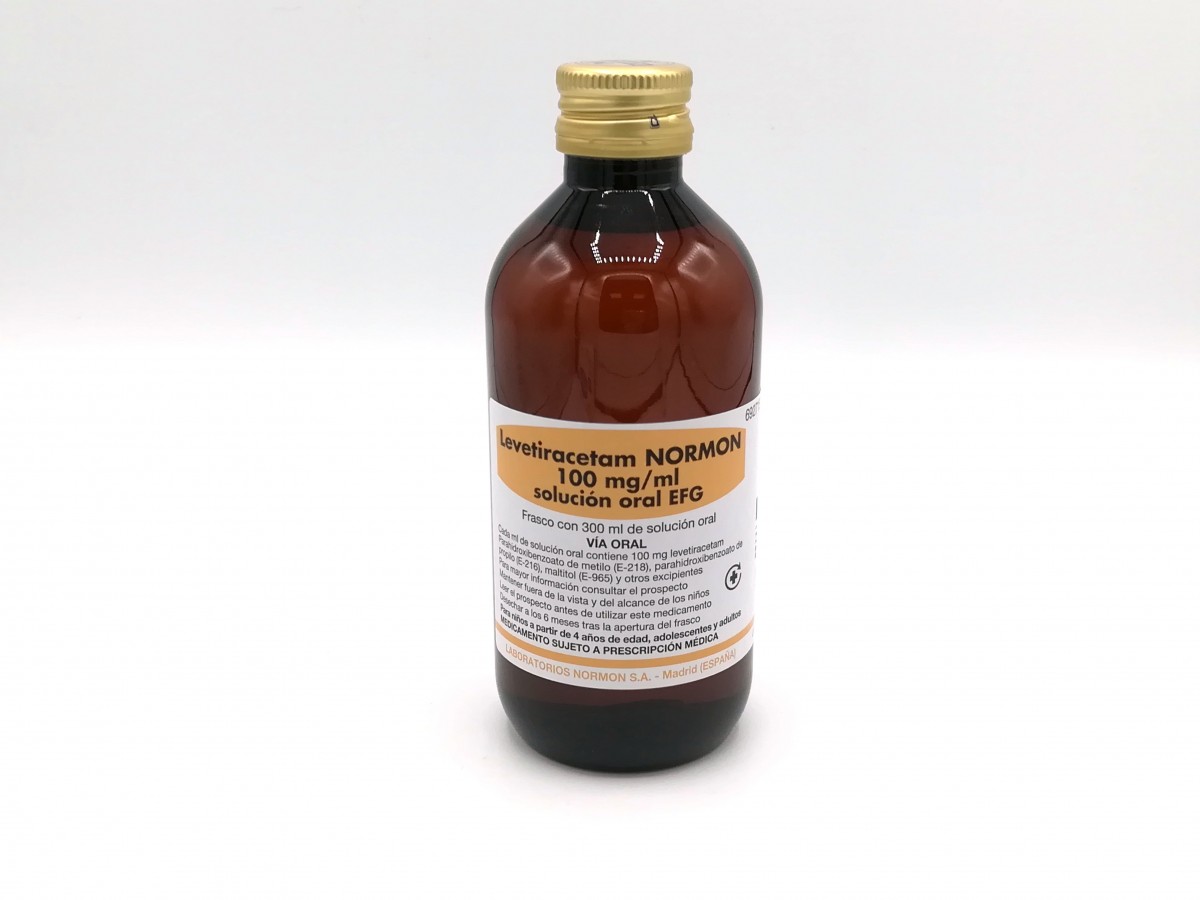 LEVETIRACETAM NORMON 100 MG/ML SOLUCION ORAL EFG, 1 frasco de 300 ml con jeringa oral de 5 ml fotografía de la forma farmacéutica.