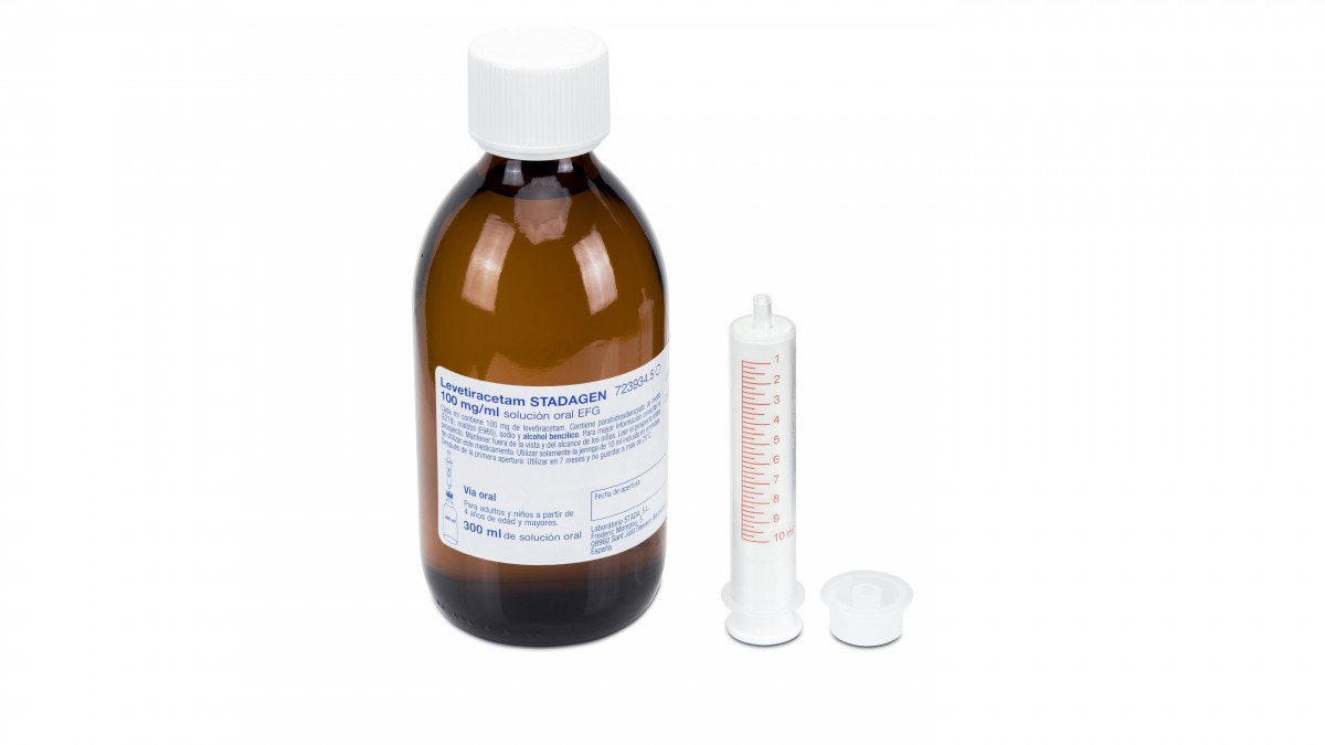 LEVETIRACETAM STADA 100 MG/ML SOLUCION ORAL EFG, 1 frasco de 300 ml con jeringa oral de 10 ml fotografía de la forma farmacéutica.