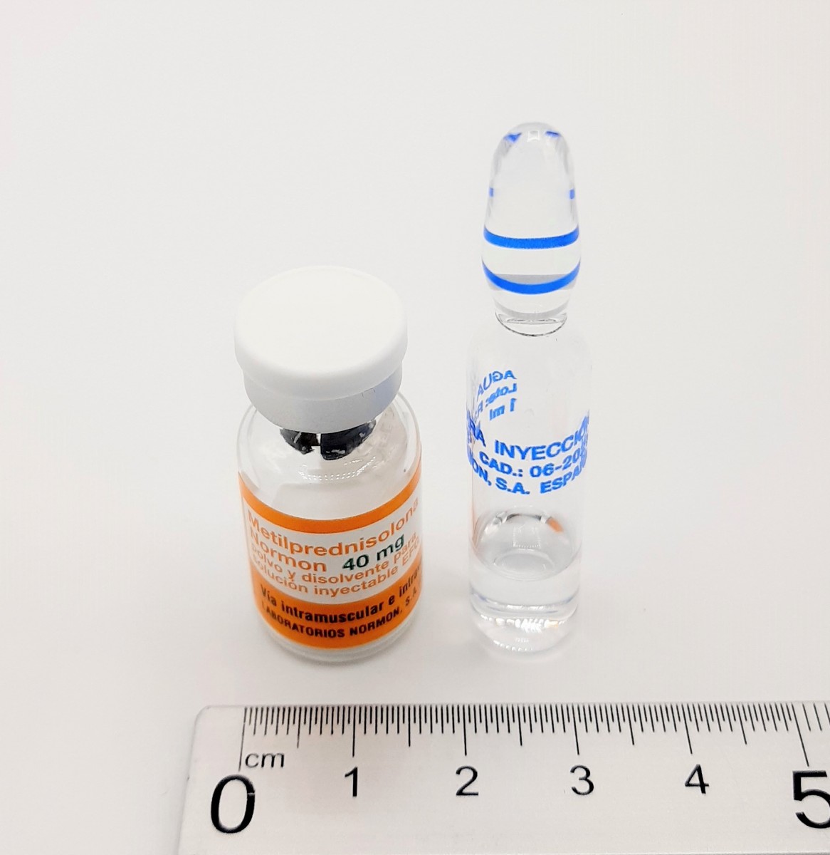 METILPREDNISOLONA NORMON 40 mg POLVO Y DISOLVENTE PARA SOLUCION INYECTABLE EFG , 3 viales + 3 ampollas de disolvente fotografía de la forma farmacéutica.