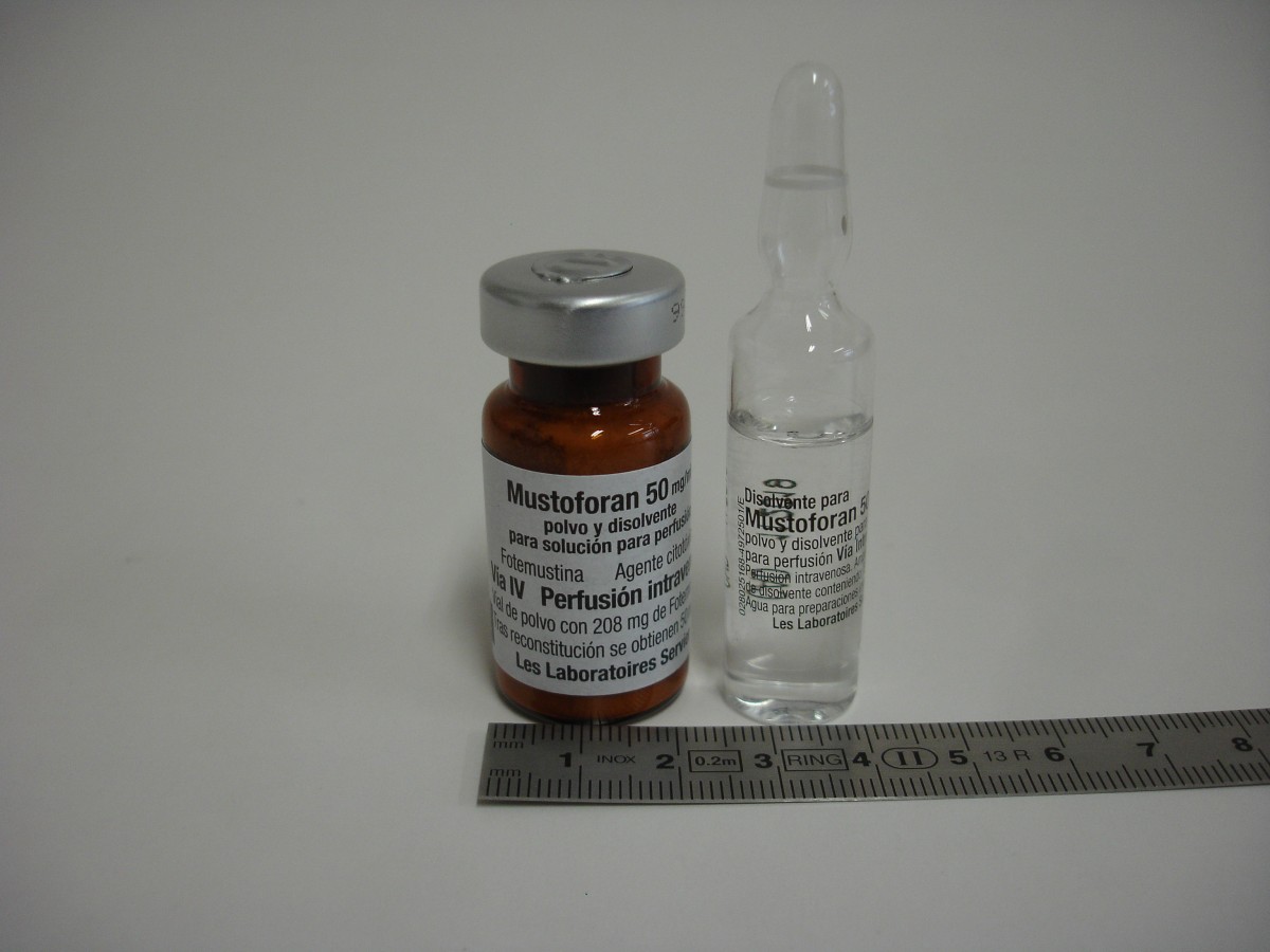 MUSTOFORAN 50 mg/ml polvo y disolvente para solución para perfusión., 1 vial + 1 ampolla de disolvente fotografía de la forma farmacéutica.