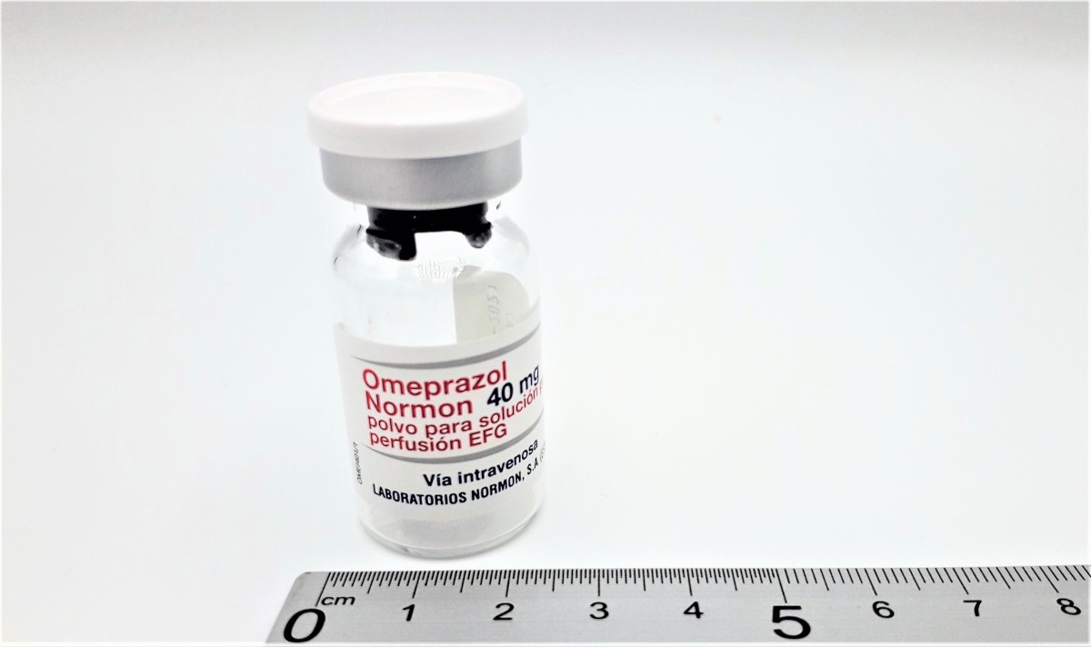 OMEPRAZOL NORMON 40 mg POLVO PARA SOLUCION PARA PERFUSION EFG, 50 viales fotografía de la forma farmacéutica.