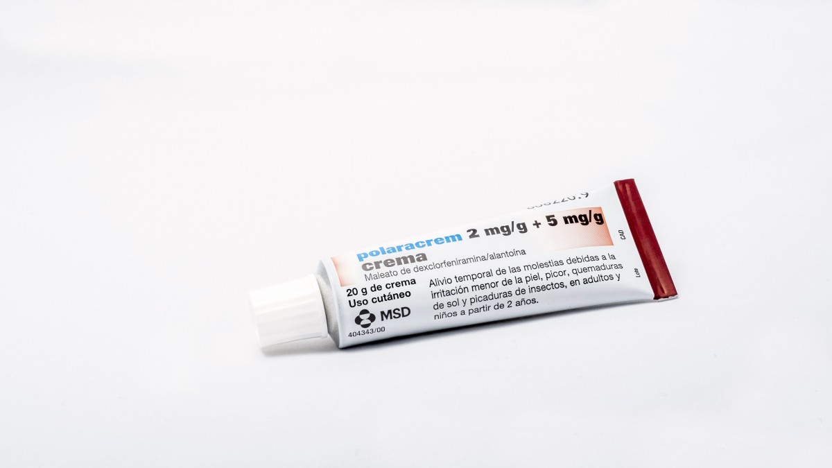 POLARACREM 2 mg/g + 5 mg/g  CREMA , 1 tubo de 20 g fotografía de la forma farmacéutica.