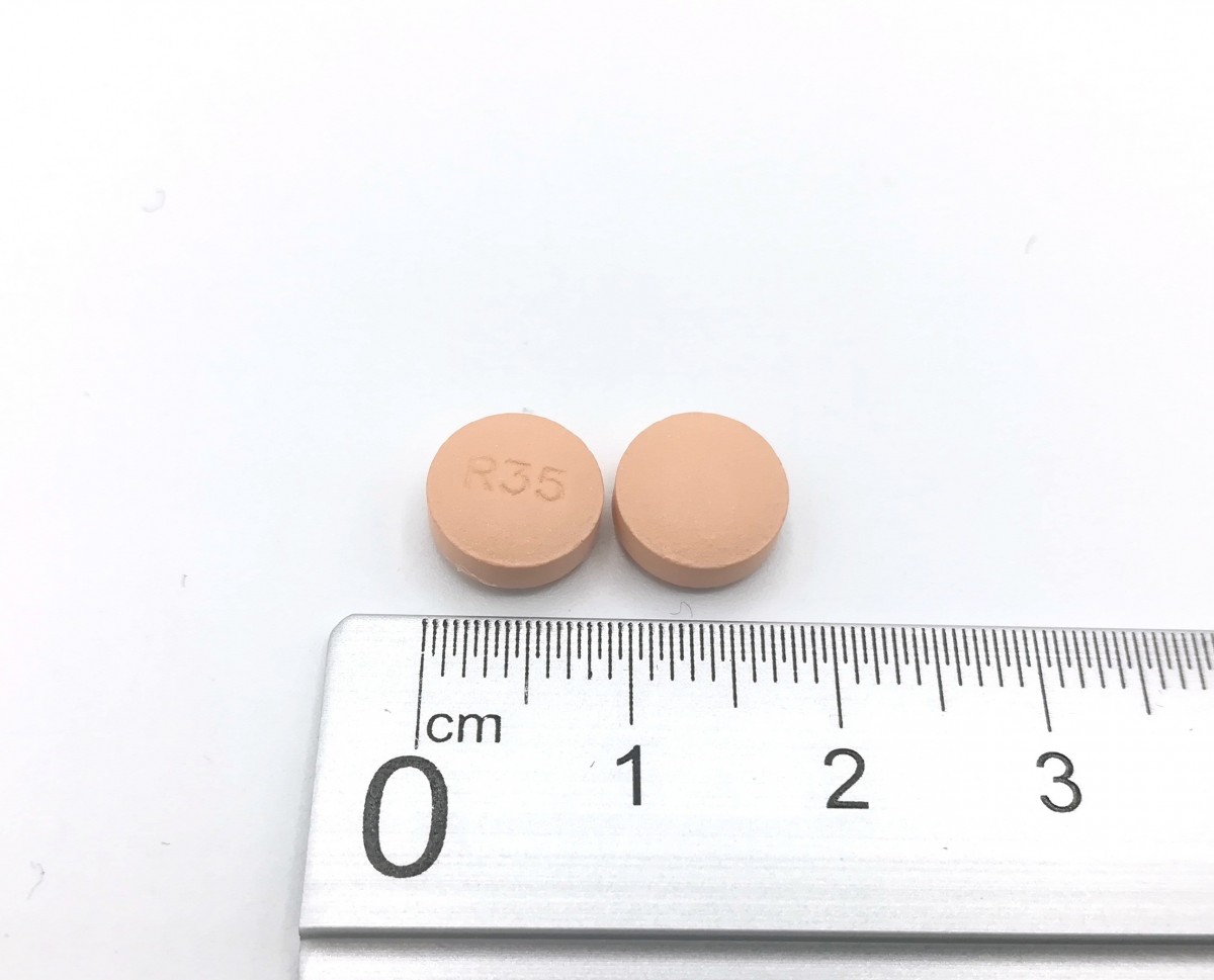RISEDRONATO SEMANAL NORMON 35  mg COMPRIMIDOS RECUBIERTOS CON PELICULA EFG, 4 comprimidos fotografía de la forma farmacéutica.