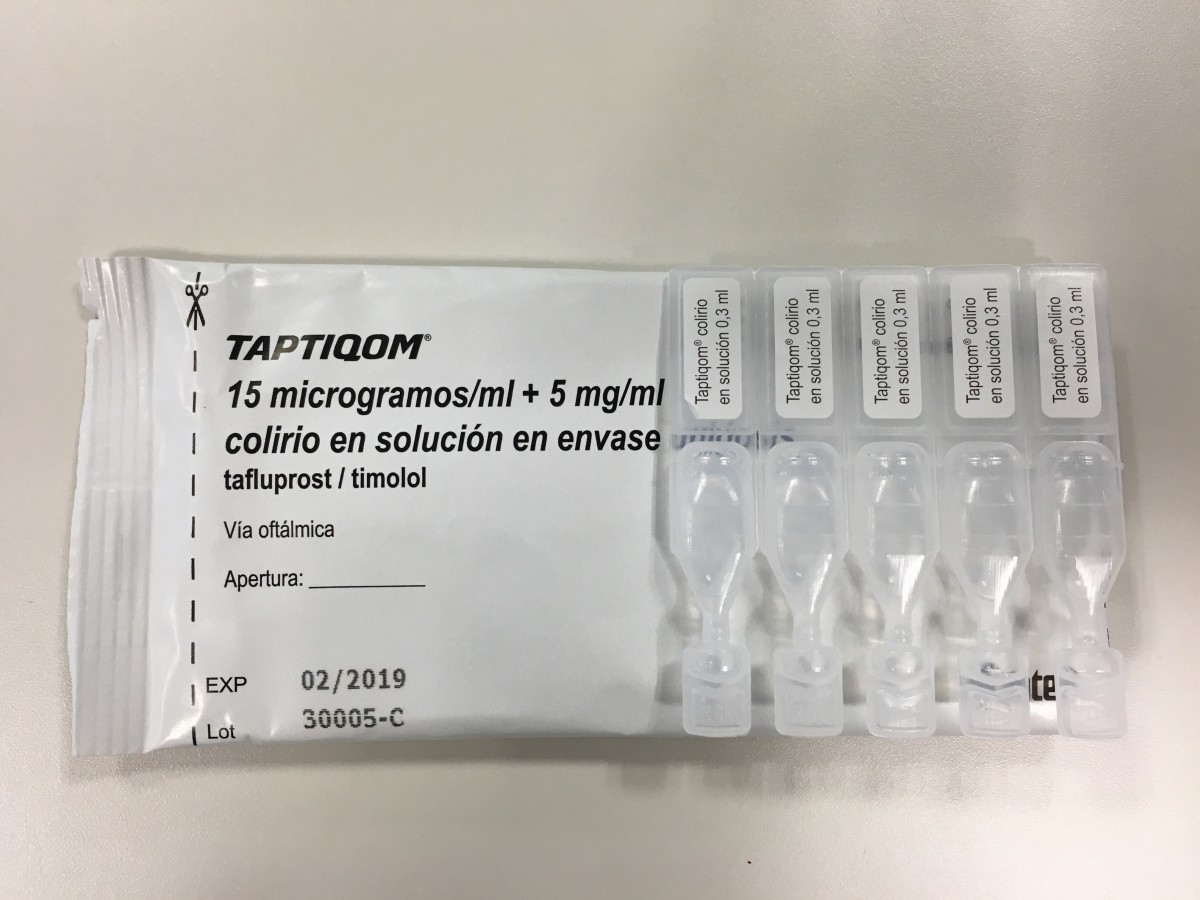 TAPTIQOM 15 MICROGRAMOS/ML+ 5 MG/ML COLIRIO EN SOLUCION EN ENVASE UNIDOSIS , 30 envases de 0,3 ml fotografía de la forma farmacéutica.
