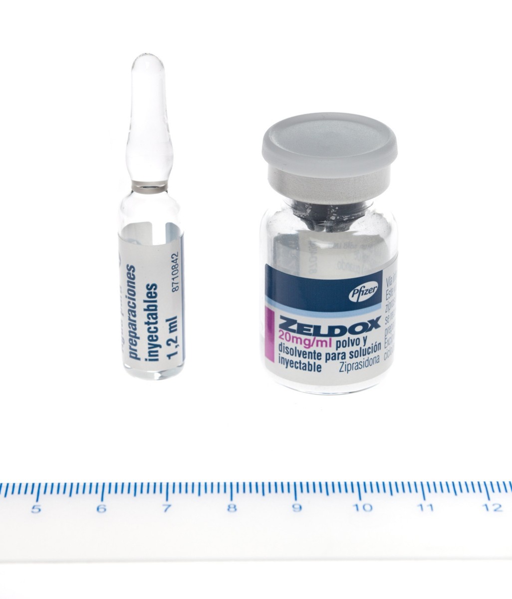 ZELDOX 20 mg/ml POLVO Y DISOLVENTE PARA SOLUCION  INYECTABLE , 1 vial + 1 ampolla de disolvente fotografía de la forma farmacéutica.