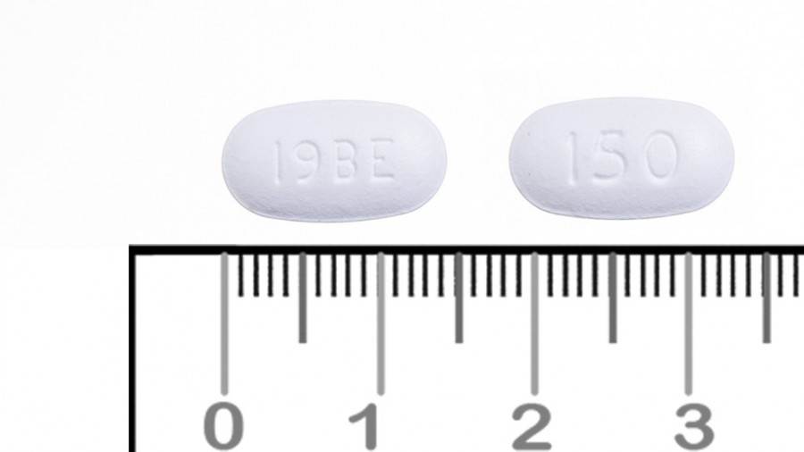 ACIDO IBANDRONICO CINFA 150 mg COMPRIMIDOS RECUBIERTOS CON PELICULA EFG, 3 comprimidos fotografía de la forma farmacéutica.