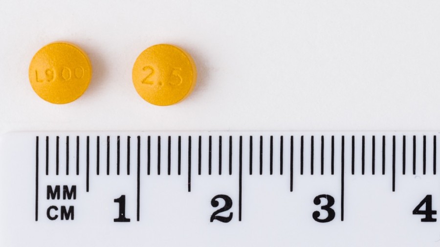 LETROZOL SANDOZ 2,5 mg COMPRIMIDOS RECUBIERTOS CON PELICULA EFG, 30 comprimidos fotografía de la forma farmacéutica.