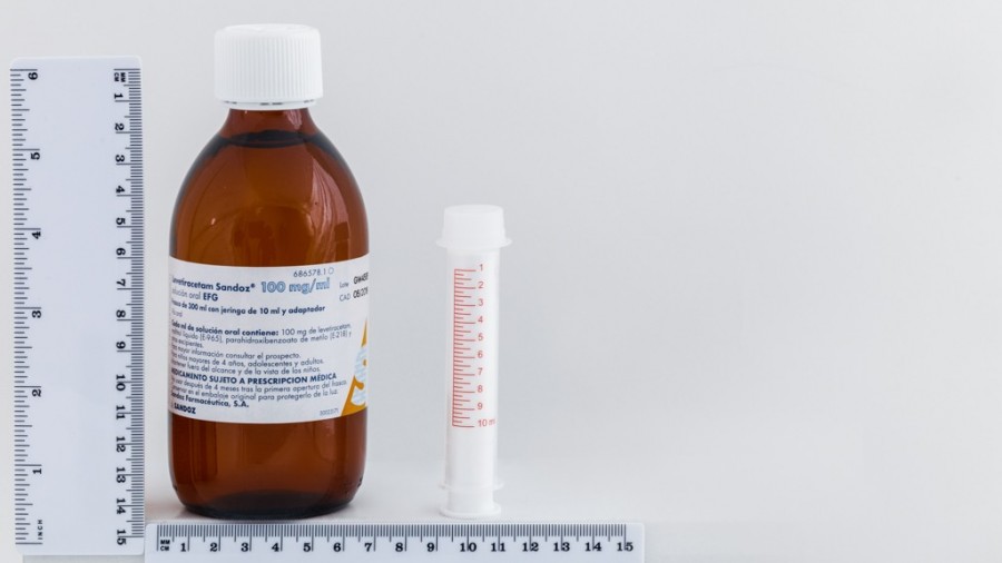 LEVETIRACETAM SANDOZ 100 mg/ml SOLUCION ORAL EFG , 1 frasco de 300 ml con jeringa oral de 10 ml fotografía de la forma farmacéutica.