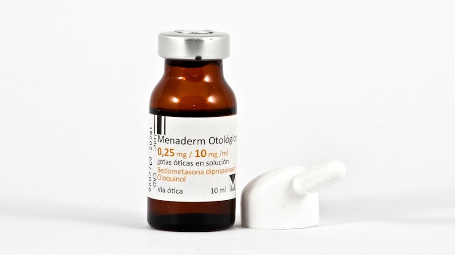 MENADERM OTOLOGICO 0,25 mg/10 mg/ml gotas oticas en solucion , 1 frasco de 10 ml fotografía de la forma farmacéutica.