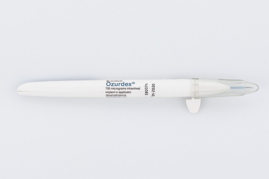 OZURDEX 700 microgramos IMPLANTE INTRAVITREO EN APLICADOR, 1 implante fotografía de la forma farmacéutica.