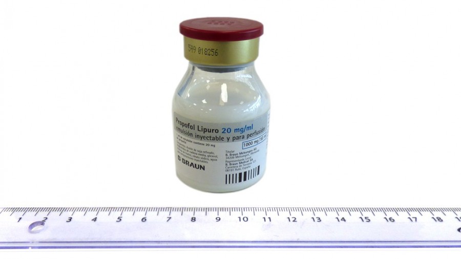 PROPOFOL LIPURO 20 mg/ml EMULSIÓN INYECTABLE  y PARA PERFUSIÓN , 10 viales de 50 ml fotografía de la forma farmacéutica.