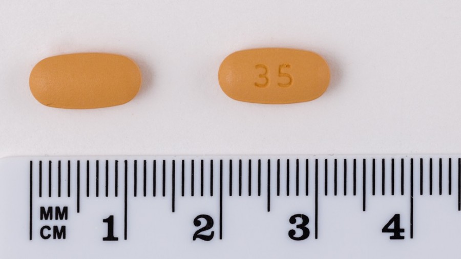 RISEDRONATO SEMANAL SANDOZ 35 mg COMPRIMIDOS RECUBIERTOS CON PELICULA EFG , 4 comprimidos fotografía de la forma farmacéutica.